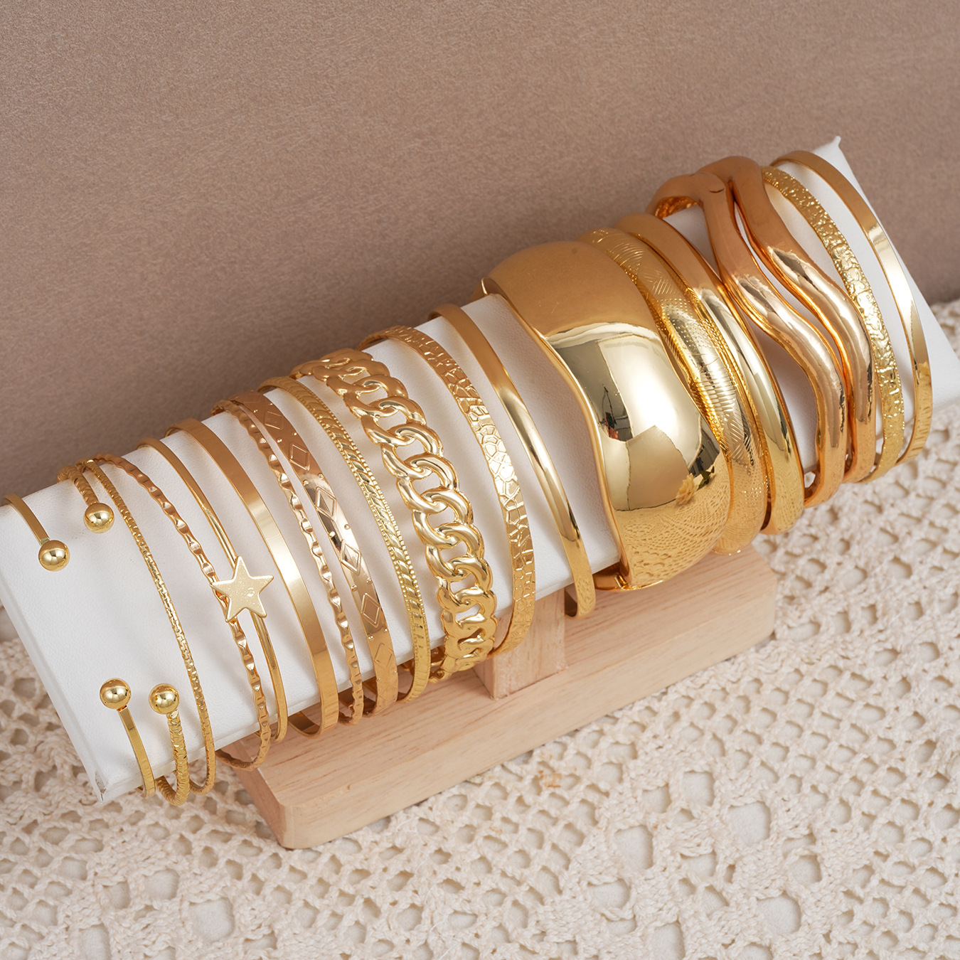 Europa y los Estados Unidos venta cruzada en caliente pentagrama ancho oro brazalete conjunto de pulsera de abertura ondulado lujoso viento plegable pulsera