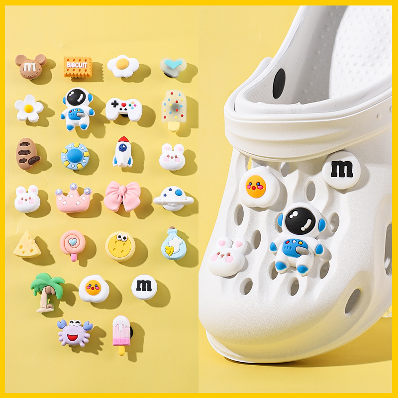 Croc Shoes Creative Accessories, Light Luxury Cartoon Patterns, Suitable for Various Men and Women, Black Cute Three-Dimensional Creative Dolls