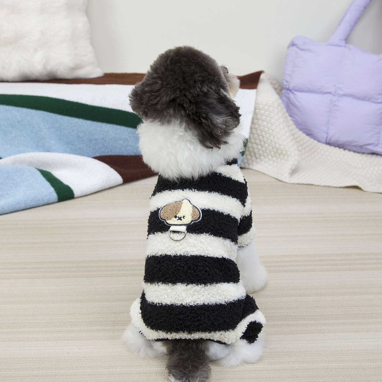 Ropa de mascotas, ropa de perro pequeño, ropa de gato, nueva fábrica de otoño y invierno al por mayor, 25 rayas de cuatro piernas de terciopelo
