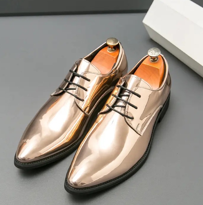 Zapatos de cuero con cordones puntiagudos brillantes para hombres, zapatos derby para banquetes de discoteca de moda para hombres, zapatos dorados para hombres, aumento de talla grande para jóvenes