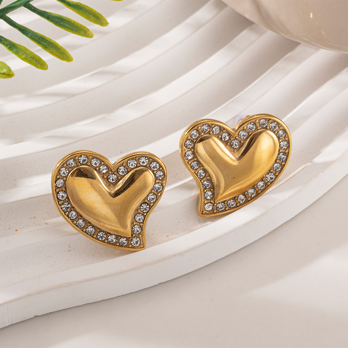 Taena Cross-border Pendientes de acero inoxidable europeos y americanos Pendientes de circón de amor de alta gama de lujo ligero Joyería de moda para mujer retro