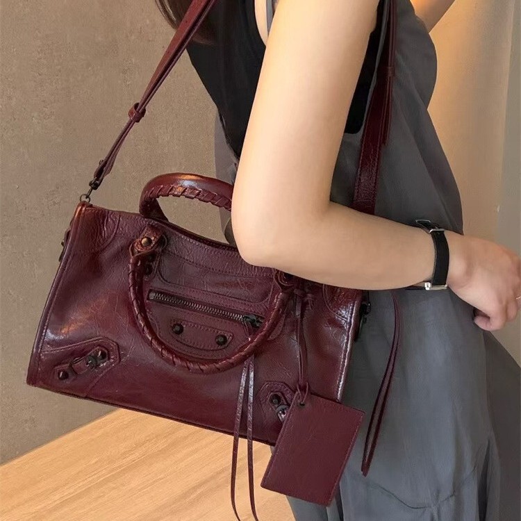 26 New Models of Lecity Motorcycle Bags, Oil-Waxed Cowhide Leather, Niche Retro Rivet Tote Bags, Large-Capacity Commuter Bags for Women