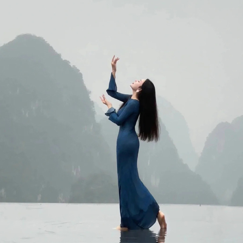 Cool and beautiful combination of long dress! Ambient Blue Micro-Curved Atmospheric Silk Long Dress