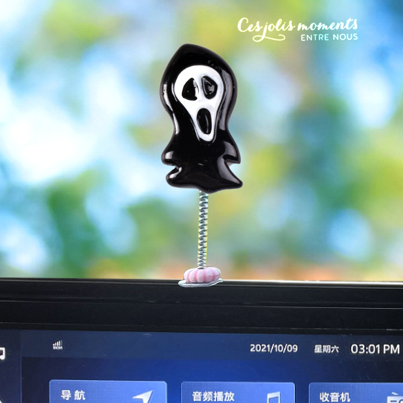 Coche de Halloween sacudiendo la cabeza pequeños adornos nuevos y adorables adornos de pantalla de consola central de coche de carne