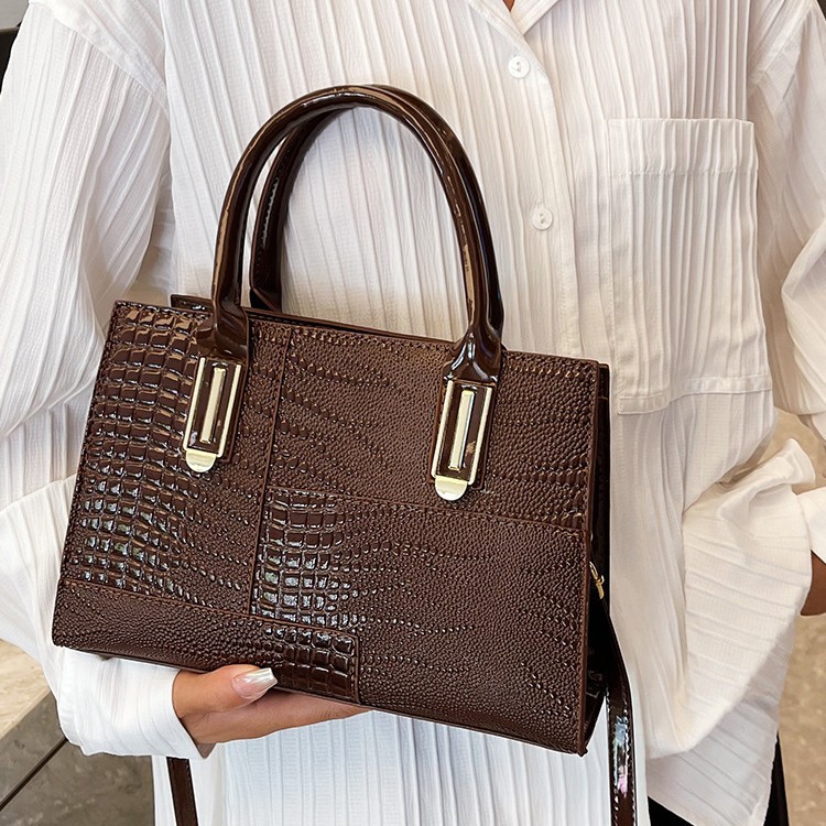 2023 nuevo bolso de platino con patrón de cocodrilo retro, bolso de costura de moda femenina, bolso de mensajero de hombro de viajero de todo fósforo