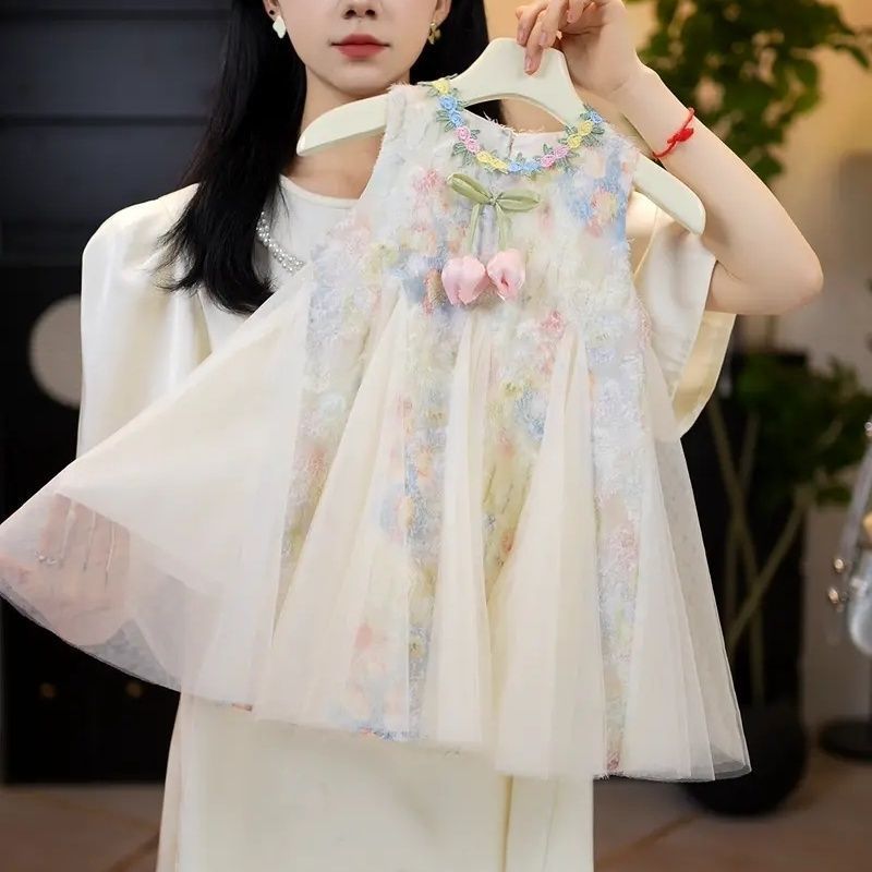 가슴에 두 개의 장미가 있는 베이지색 스커트