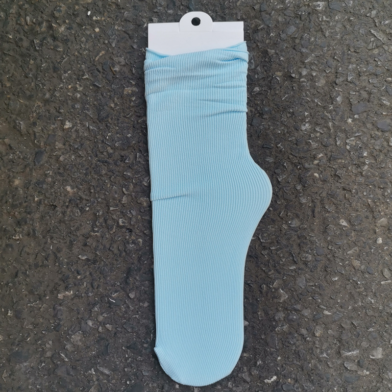 Primavera y verano calcetines de algodón peinados delgados calcetines de confinamiento sin hueso anti-pilling calcetines de moda casual transpirable de color sólido calcetines de pila al por mayor