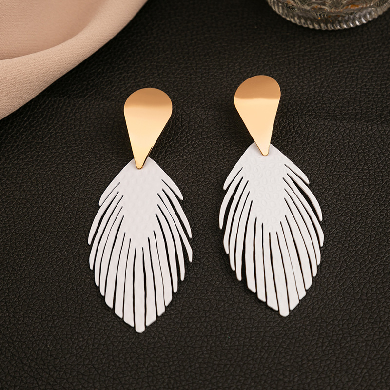 28g Weight Drop Earrings Classification 1 Pair Quantity Daily Occasion Iron Material Leaf Pattern Women'S Gender Plating Design Fashion Style 1 Pair Fashion Leaf Plating Iron Drop Earrings 11