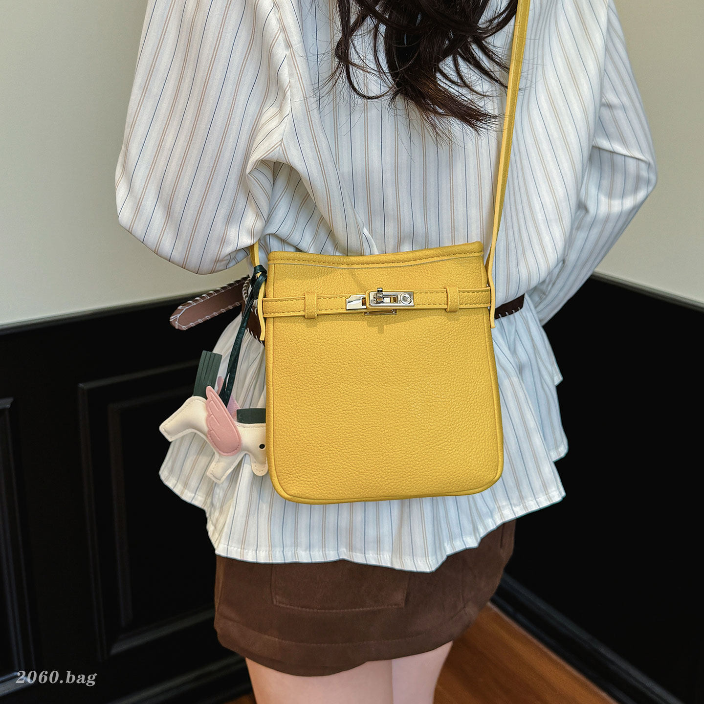 Lichi mujer nueva moda exquisita nicho de fuego verano 2026 temperamento bolso de moda móvil mochila de hombro estampado