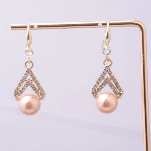 High-End Accessible Luxury Champagne Gold Pearl Earrings Niche Design Retro Unique Earrings Elegant New Trendy Earrings