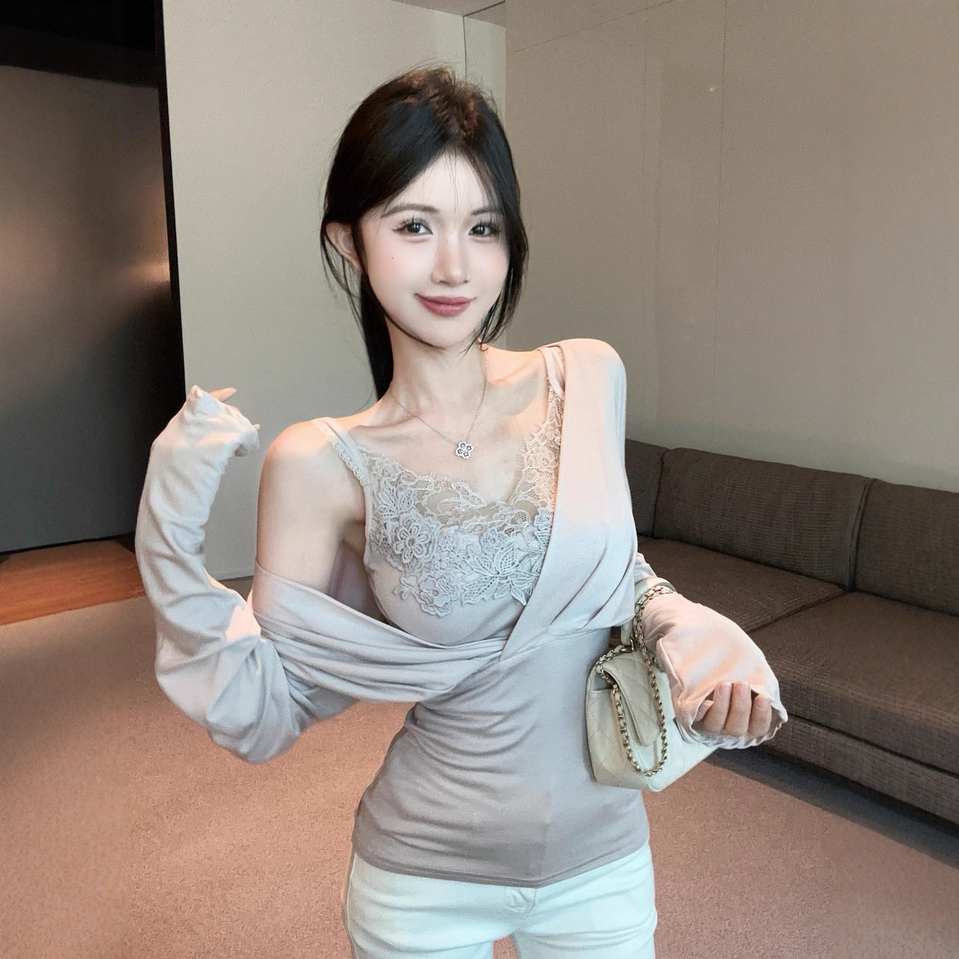 实拍现货纯欲风蕾丝拼接吊带背心带胸垫交叉V领长袖打底衫两件套