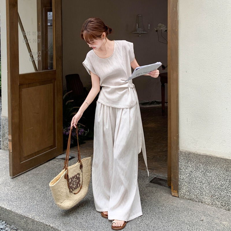 Off-White Cool and Elegant Two-Piece Set for Women, 2026 Summer New Korean Style, Mature and Stylish Tie-Waist Top and Wide-Leg Pants Off-White Cool and Elegant Two-Piece Set for Women, 2026 Summer New Korean Style, Mature and Stylish Tie-Waist Top and Wide-Leg Pants