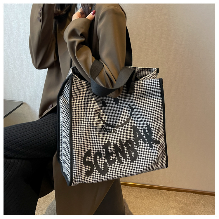 Women's Medium All Seasons Oxford Cloth Letter Plaid Fashion Square Zipper Tote Bag display picture 1