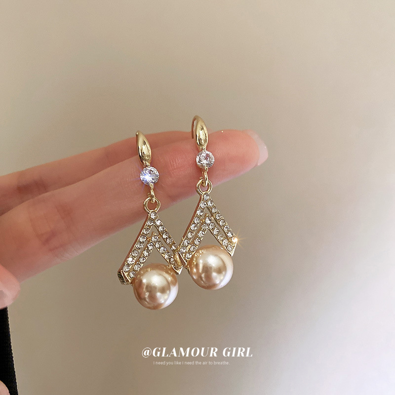 Geometric small fashionable design earrings pearl