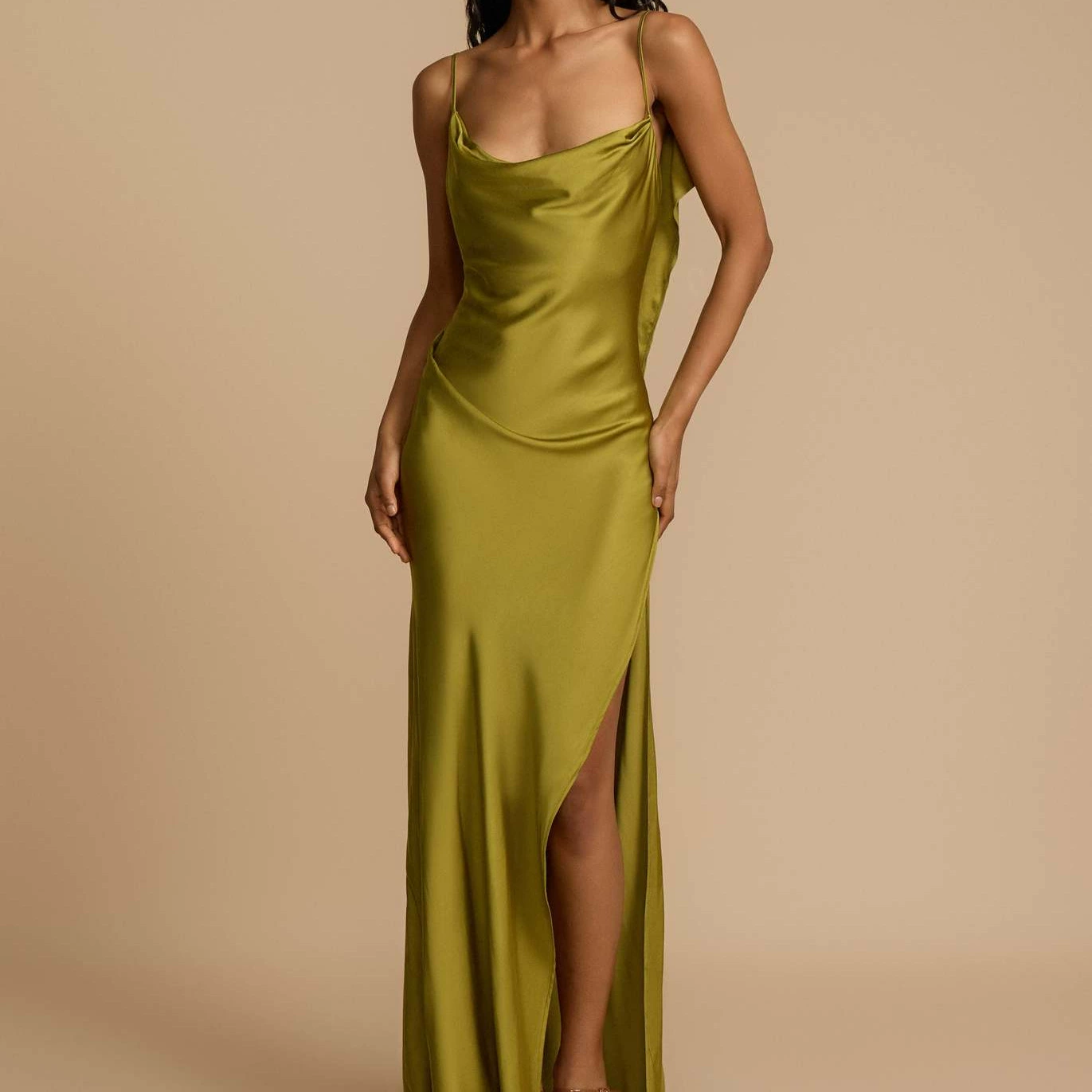 Европейское и американское трансграничное 2025 весеннее и летнее женское платье темпераментный элегантный атласный лист с высокими вилками женское платье