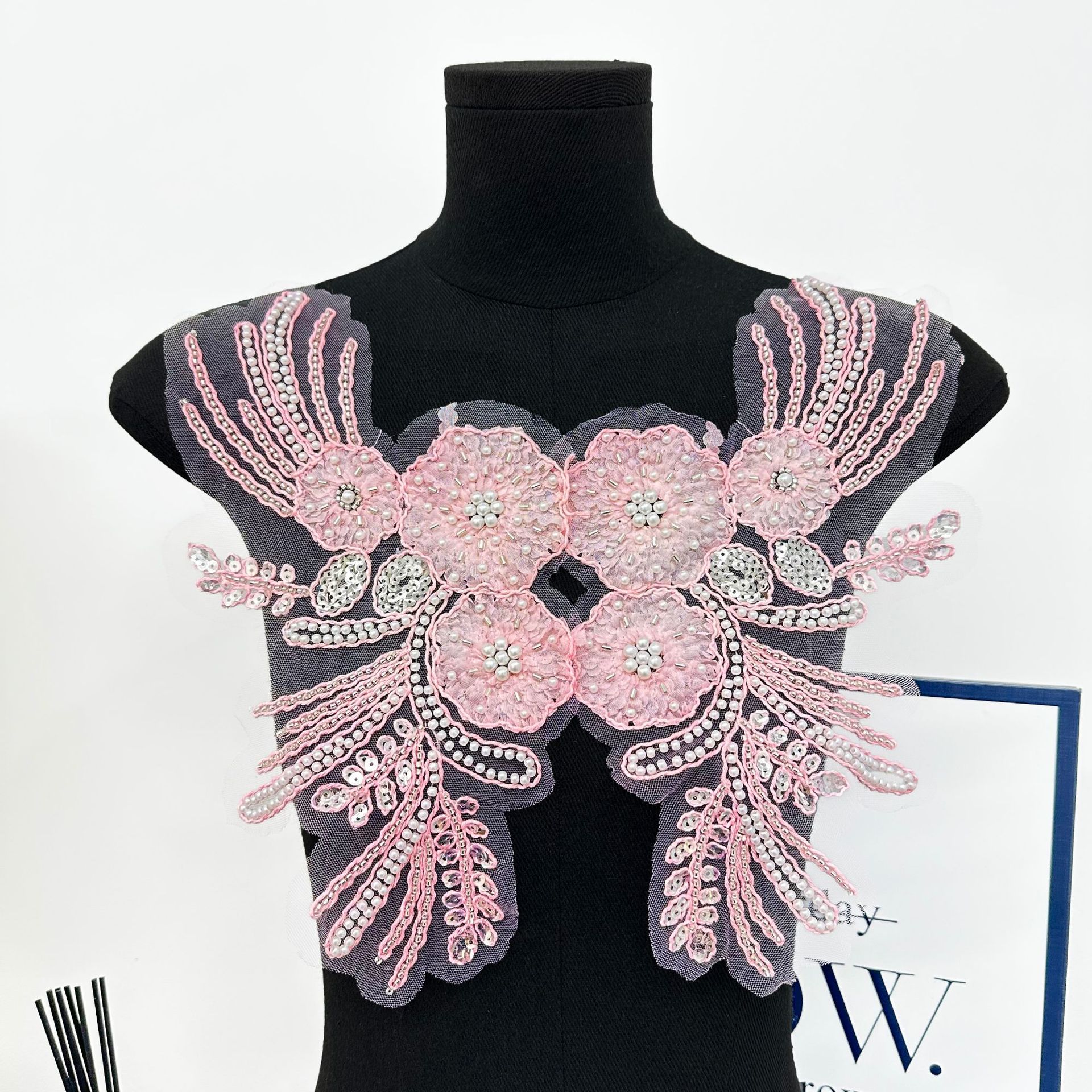 Vestido de boda cheongsam accesorios de decoración hechos a mano perlas flor parches de ropa de alta gama accesorios DIY 2026 nuevos al por mayor