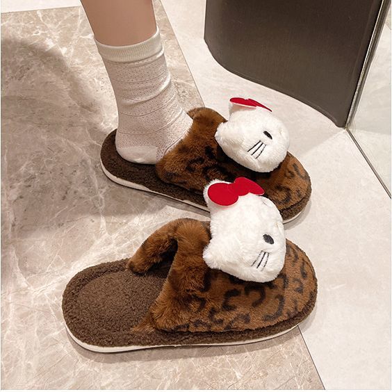 Hello Kitty zapatillas estampadas de leopardo interior de peluche de peluche de invierno anti-deslizante calentamiento al por mayor zapatillas de algodón lindas
