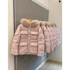 ピンクのパーカー服のダウンジャケットの女性の冬の保温工装の中の長さの大きい毛の襟は帽子の小さい人のゆったりしているコートをつないでいます。