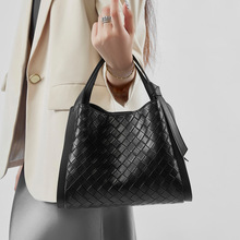 夏季小众新款女包高级感牛皮休闲时尚单肩斜挎真皮压花菜篮子包包