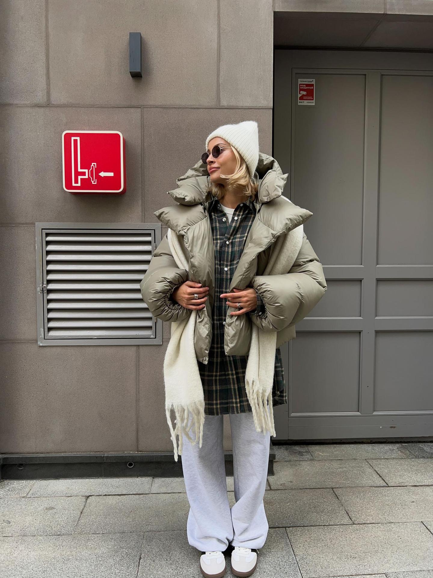 Chaqueta acolchada de algodón estilo europeo y americano para mujer, invierno 2025, estilo urbano moderno, abrigo corto de algodón con capucha personalizado. image 3