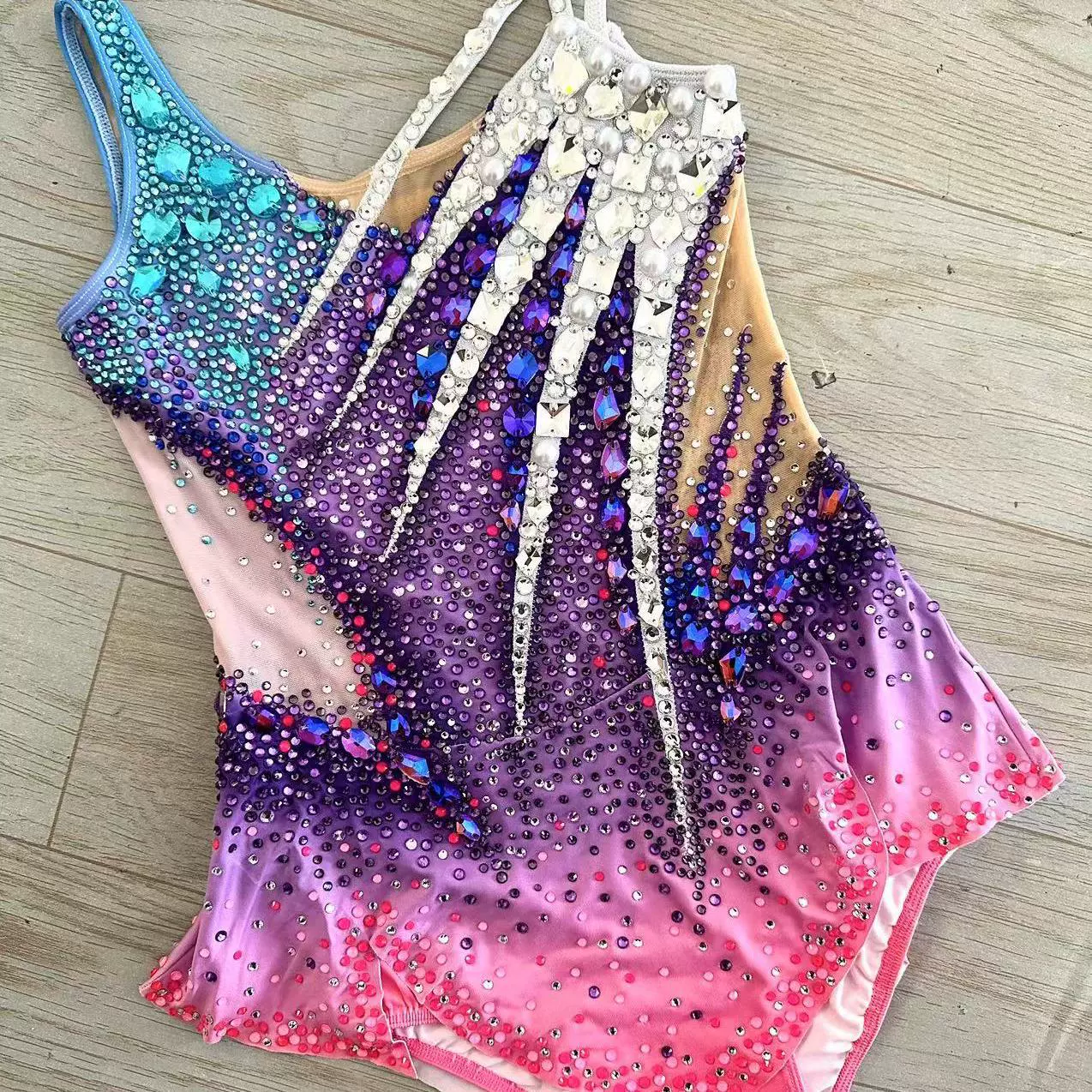 В наличии профессиональный костюм для гимнастики, костюм для выступлений по художественной гимнастике, костюм для соревнований по художественной гимнастике, костюм для художественного экзамена, V501