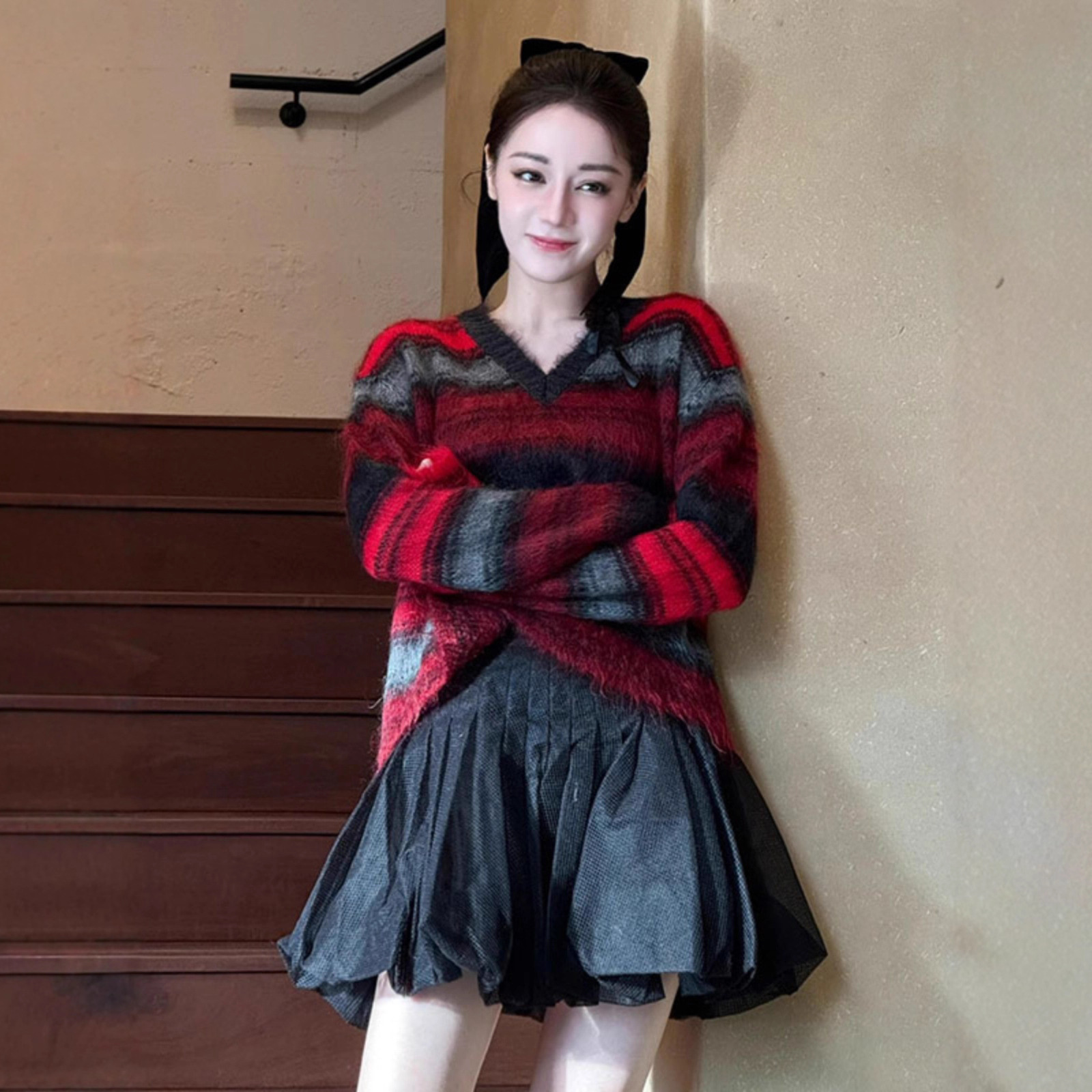 深圳南油高货 明星同款红黑条纹小蜜蜂刺绣羊毛马海毛V领针织毛衣