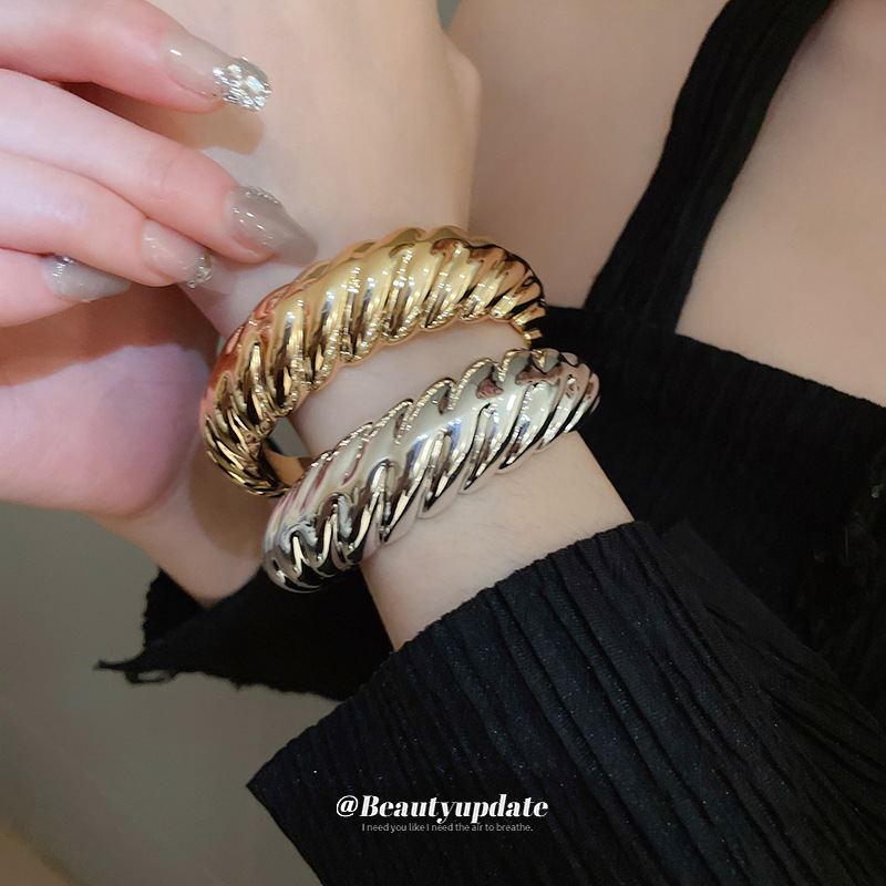 Pulsera de apertura irregular transfronteriza Pulsera de diseño de personalidad de nicho europeo y americano temperamento de moda joyería de sentido avanzado al por mayor