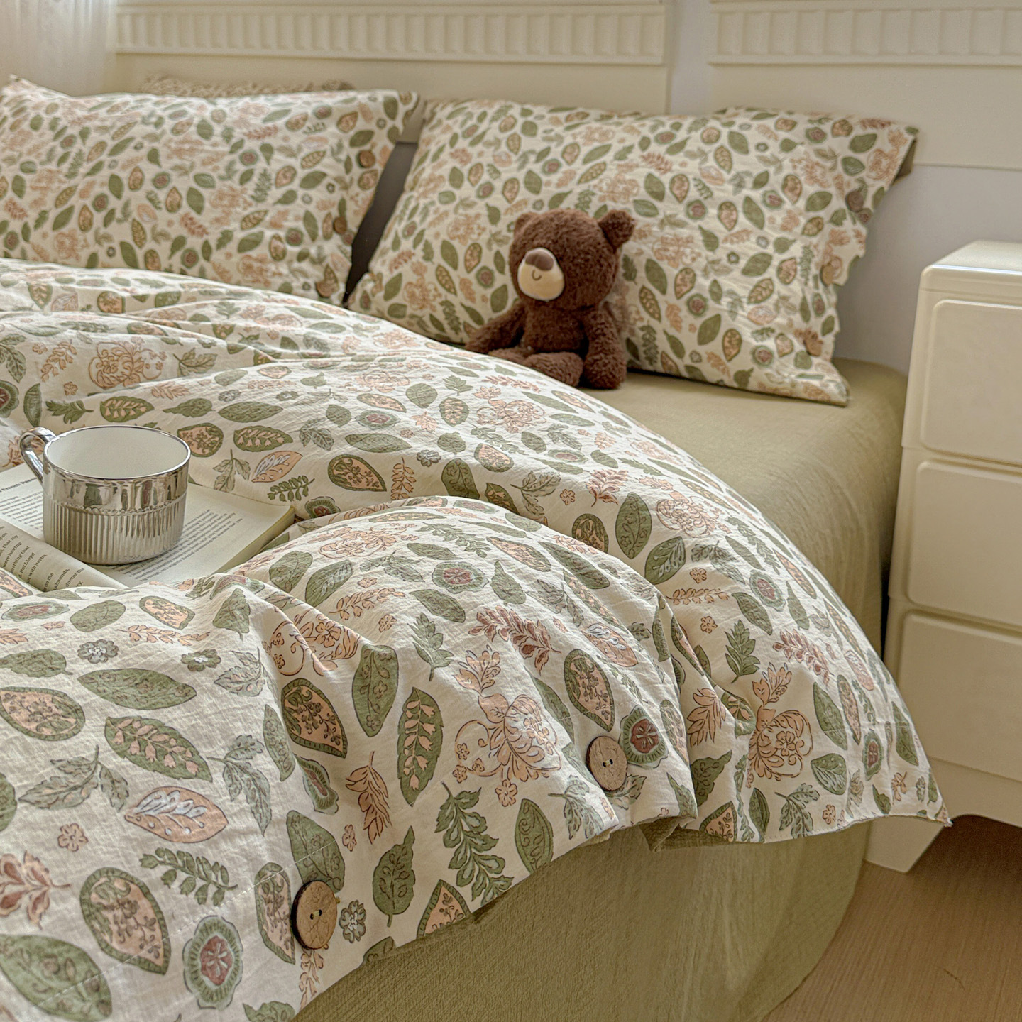Classe A algodón bruto lino de cuatro piezas retrógrado botones de flores sábanas de algodón cubierta de cama de tres piezas conjunto de ropa de cama