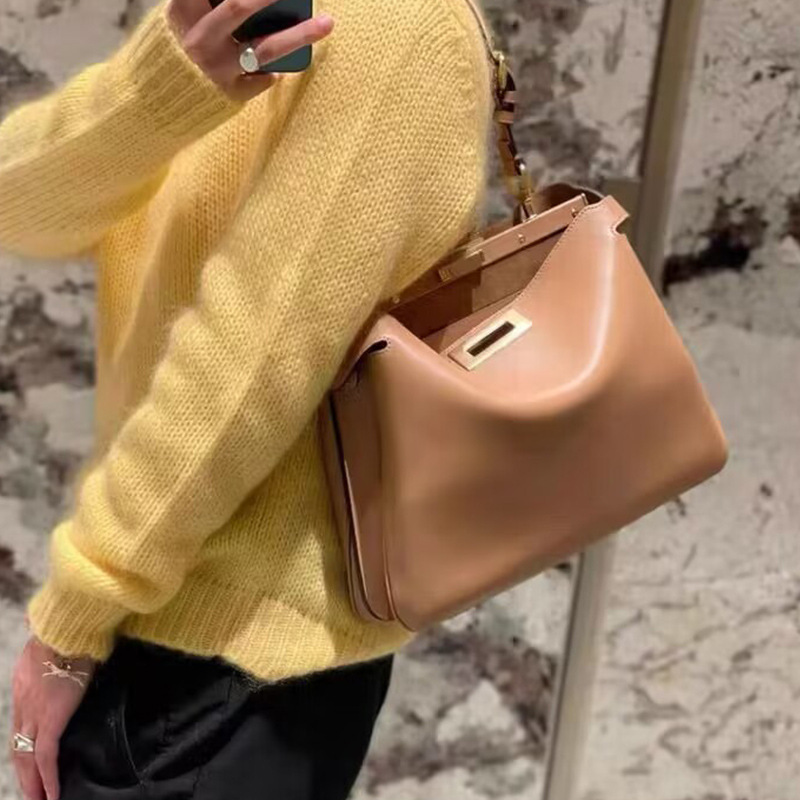 24 otoño e invierno nueva bolsa de bolso de mujer PB tamaño medio bolsa de gatito de cerradura de metal de lujo ligero bolsa de cuero bolsa axila de un solo hombro