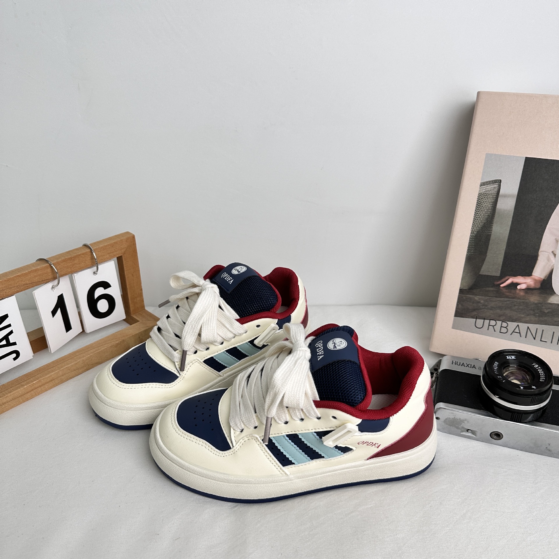 Yuanbo 2025 primavera nuevos zapatos de deporte para estudiantes, zapatos blancos de tendencia de todo fósforo para mujeres, zapatos de lona deportivos casuales coreanos, en nombre del cabello