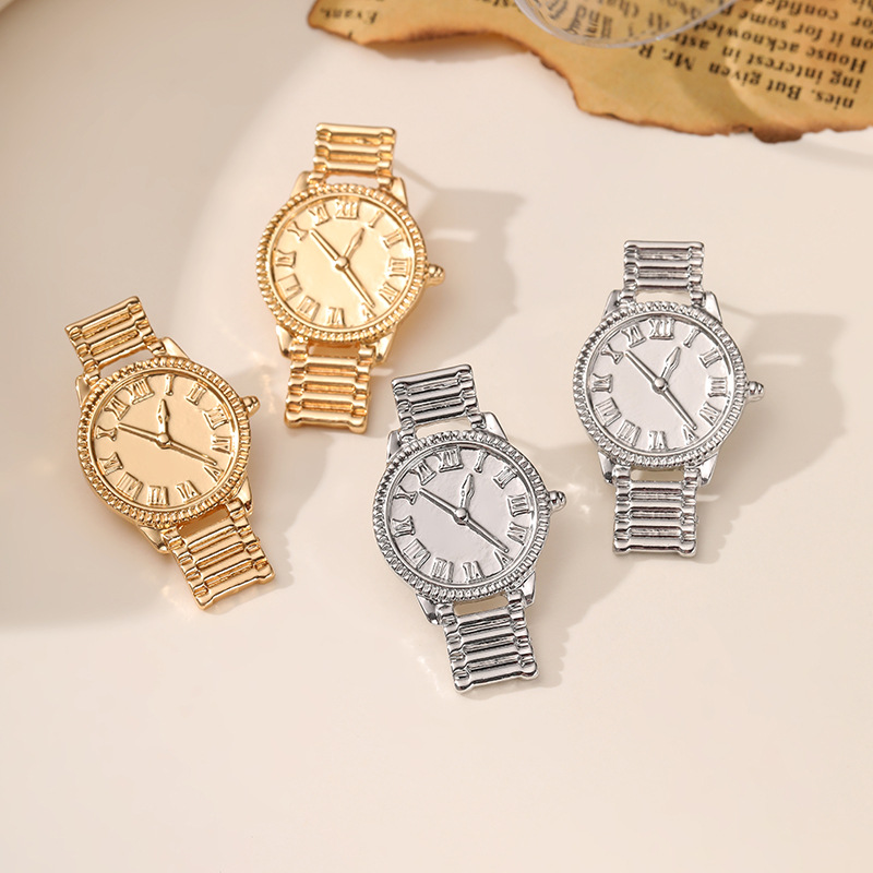 1 par de pendientes de mujer con diseño de reloj de oro grande con textura de metal creativa y de moda, adecuados para disparos callejeros