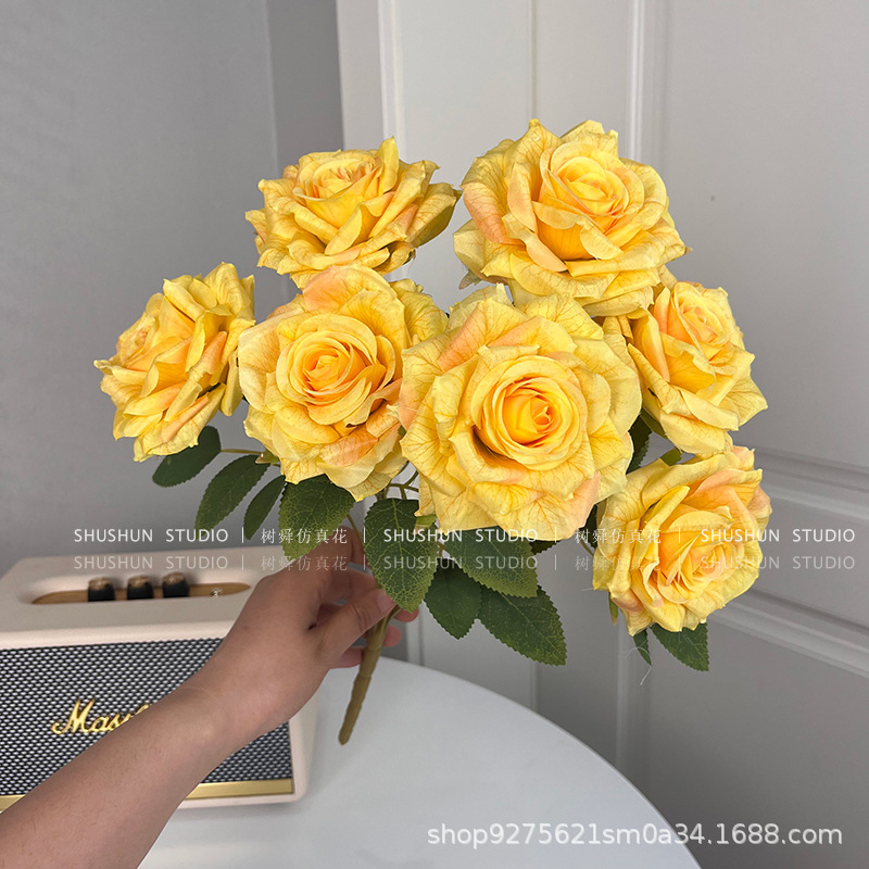 7 개의 만타 장미 (노란색) 를 넣으십시오.