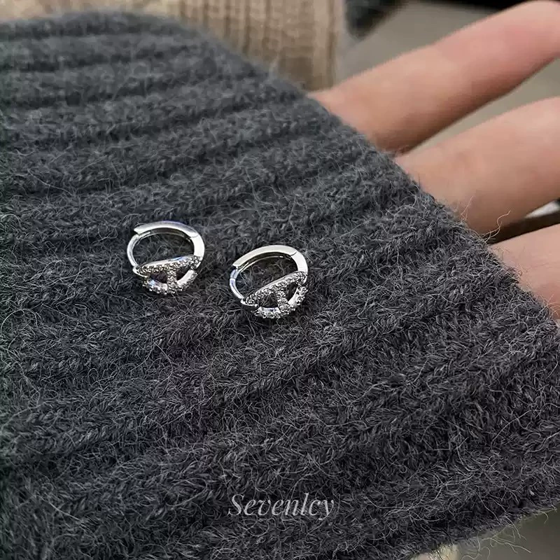 Маленькие серьги изысканного дизайна, цирконий, легкий роскошный стиль, высококачественный стиль, тренд сезона, микроинкрустация, простой и элегантный дизайн.