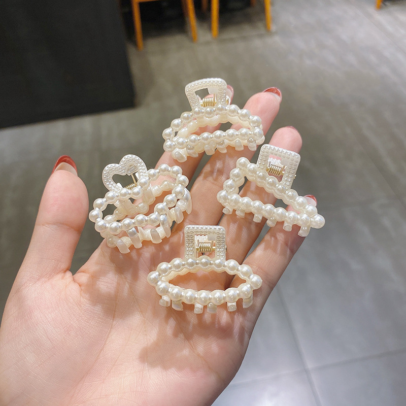 Small cute crab pin pearl
