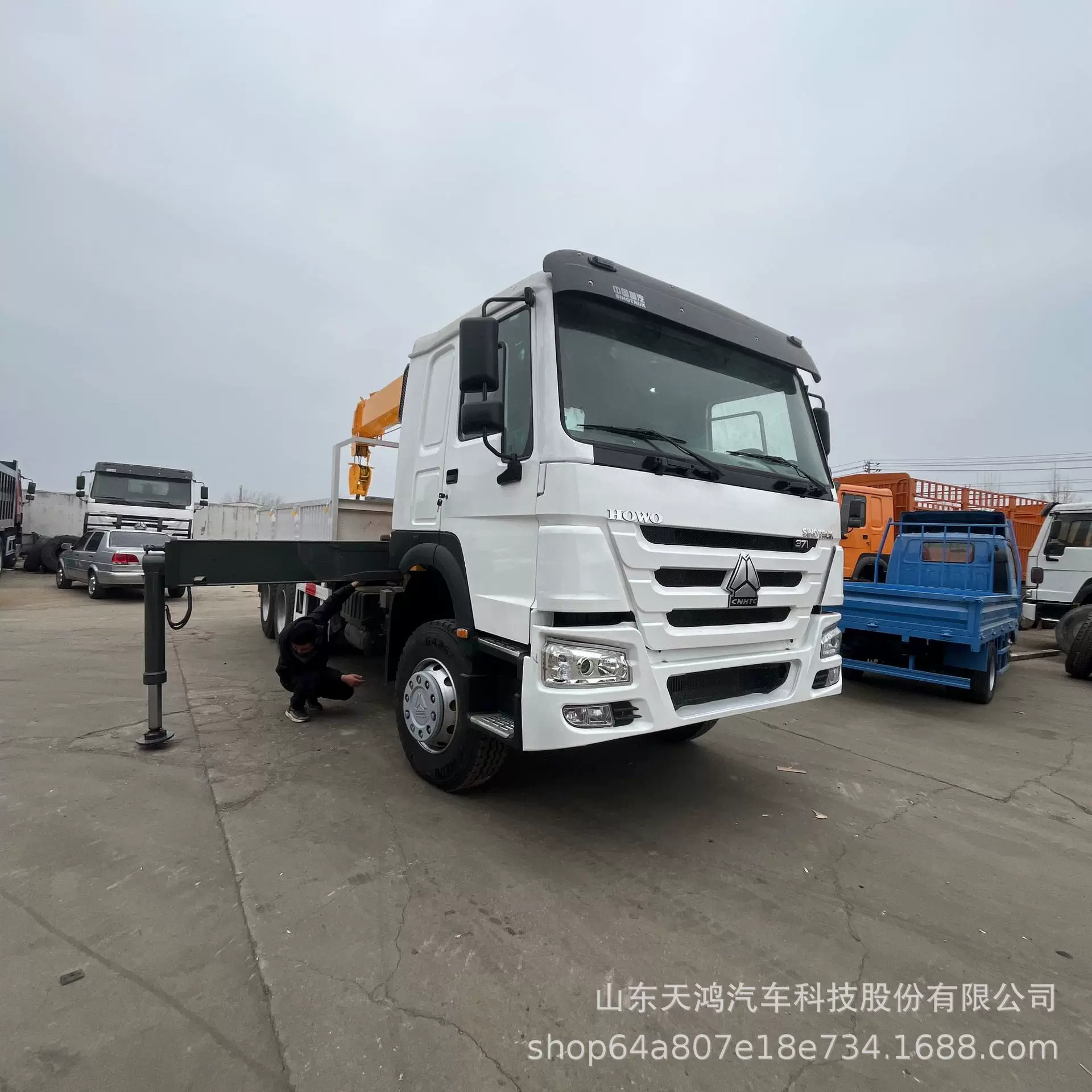 境外供应重汽豪沃HOWO6X4随车吊-12吨随车吊工程卡车Truck crane