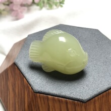 新疆料若羌黄玉年年有余吊坠立体雕鱼挂件颜色浓郁均匀温润古典