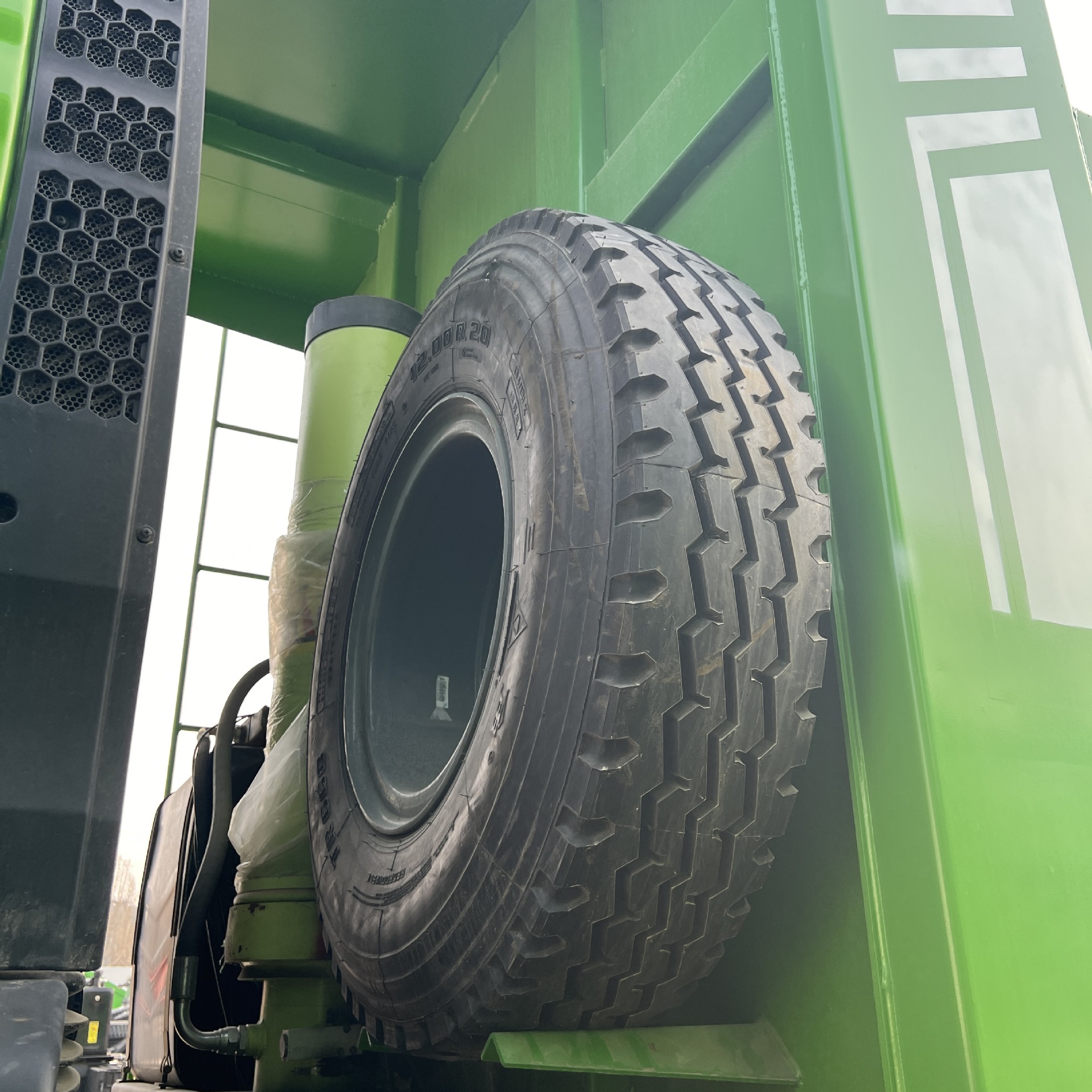 Exported to China: Sinotruk Sitrak Front-Four-Wheel-Drive Rear-Eight-Wheel Dump Truck, Specialized for Transporting Gravel and Soil