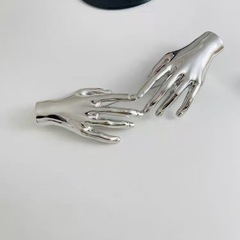 ヨーロッパとアメリカの誇張されたクリエイティブなデザインの立体的なニッチなパームブローチ、軽い高級感とハイエンドのパームブローチアクセサリー