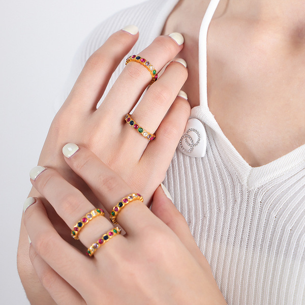 Fashionable ring with zircon