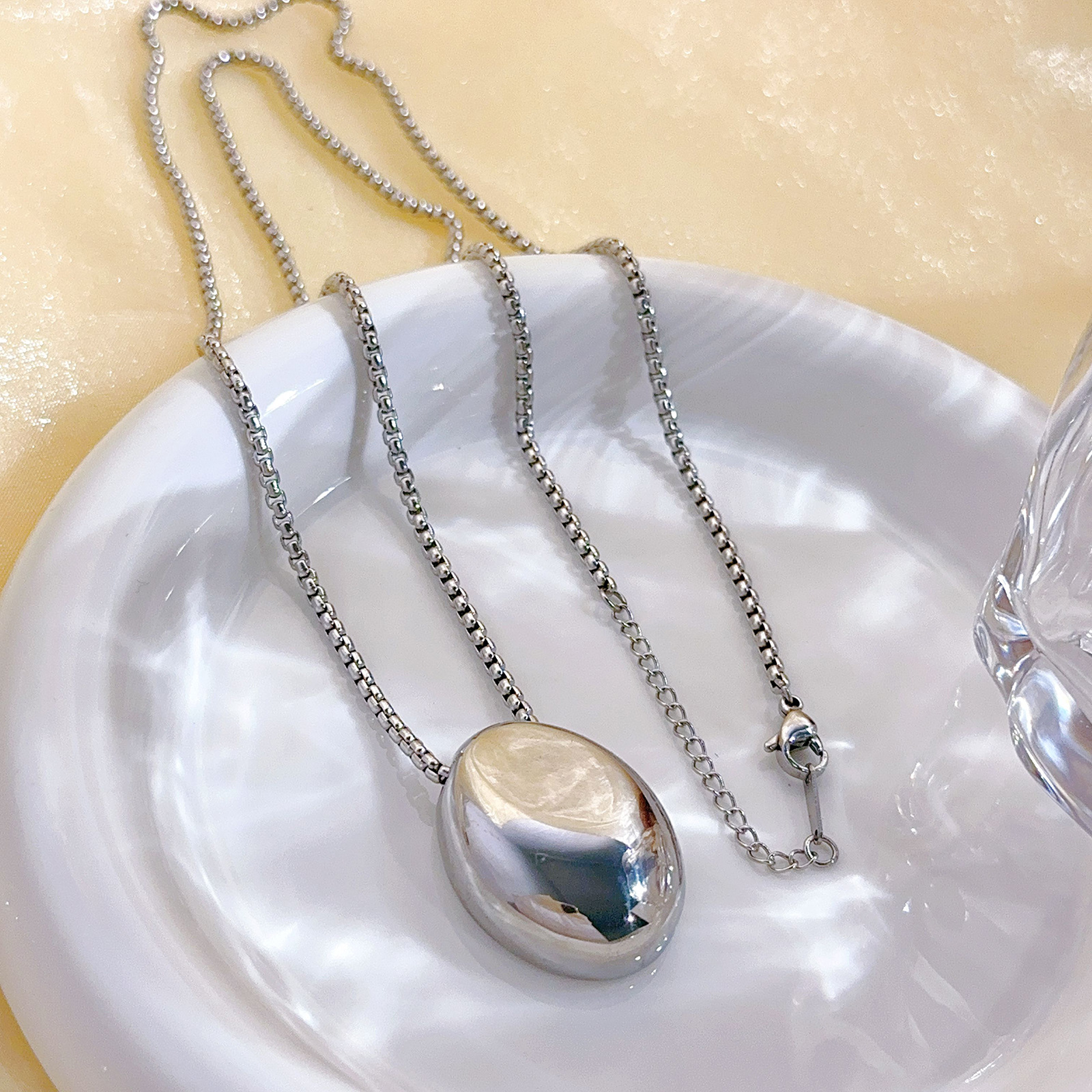 Colgante elíptico lujoso ligero estilo nicho personalidad collar de acero de titanio de mujer alta sensación nueva cadena de suéter no decolor