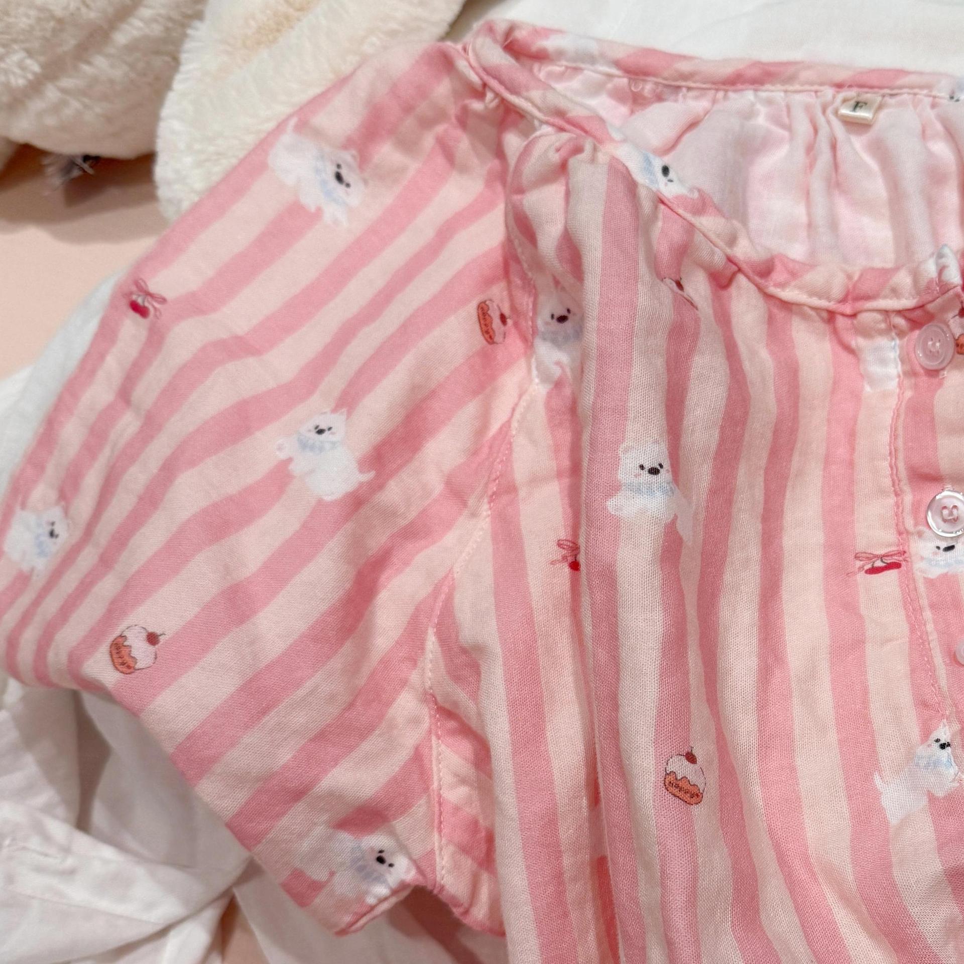 Trousers with a round collar