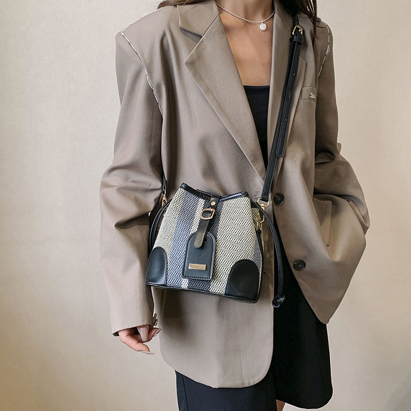 Diseño de nicho de moda bolsa de cubo portátil para mujeres 2023 nueva moda lienzo contraste color rayas hombro bolsa de mensajero