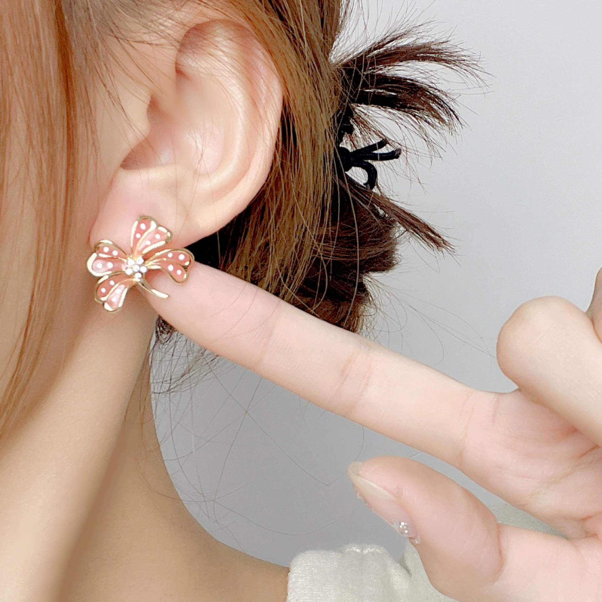 Small design fresh universal earrings, light luxury style, flowered