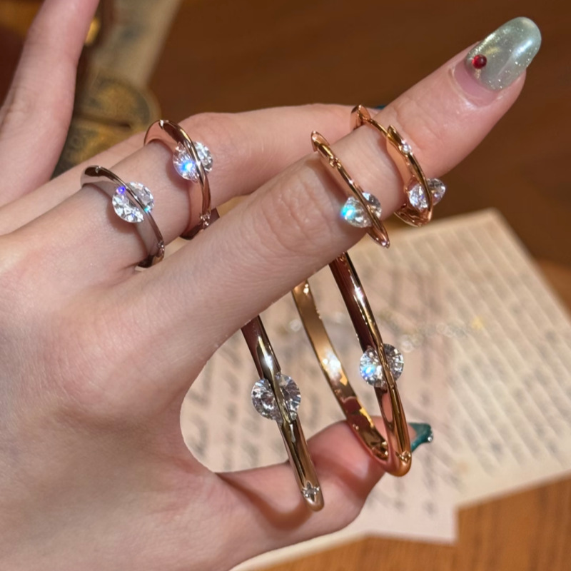 Vintage mid-century style planet-encircling star-spinning bracelet and diamond ring, light luxury high-quality starburst jewelry set
