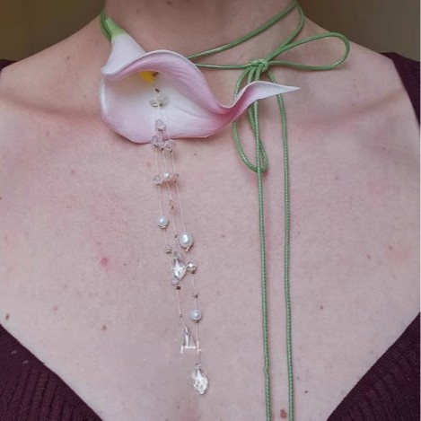 Girocollo con fiore caladium e pendente a nappa con perla e cristallo_voghion.com