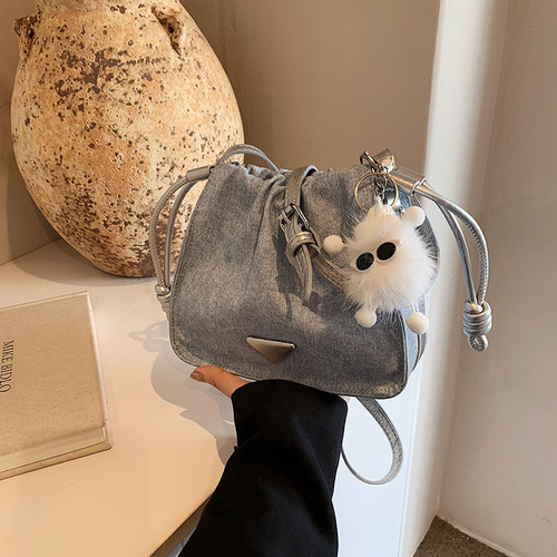 小包包女式2024新款潮褶皱纯色单肩斜挎包流行牛仔休闲抽绳水桶包