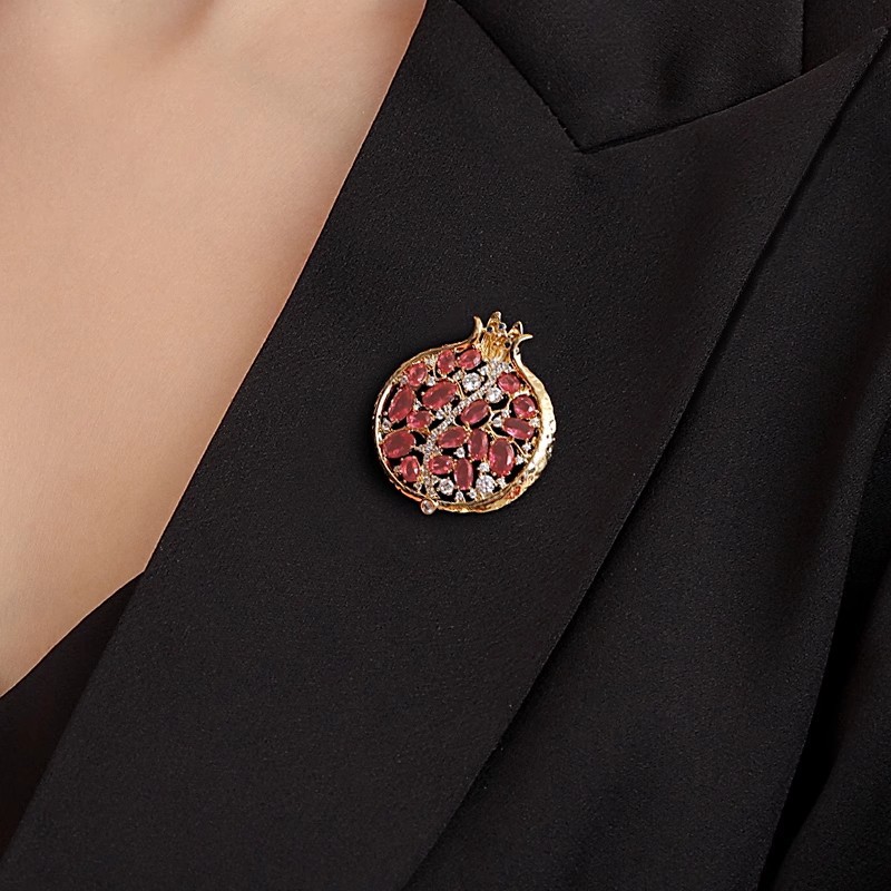 Spilla a forma di melograno rosso accessorio gioiello elegante_voghion.com