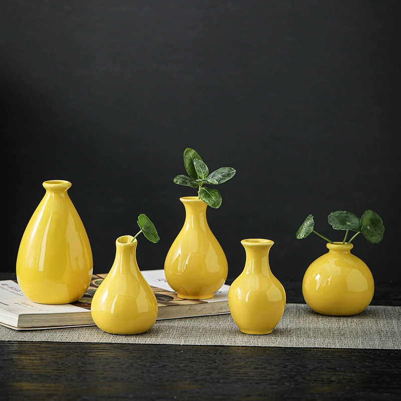 Желтая керамическая маленькая ваза празднует новоселье