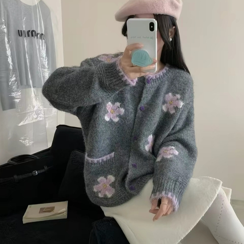 Gentle, sweet, and relaxed style: a color-blocked floral knit sweater, a loose-fitting, thickened knit cardigan for women, perfect for spring, autumn, and winter Gentle, sweet, and relaxed style: a color-blocked floral knit sweater, a loose-fitting, thickened knit cardigan for women, perfect for spring, autumn, and winter