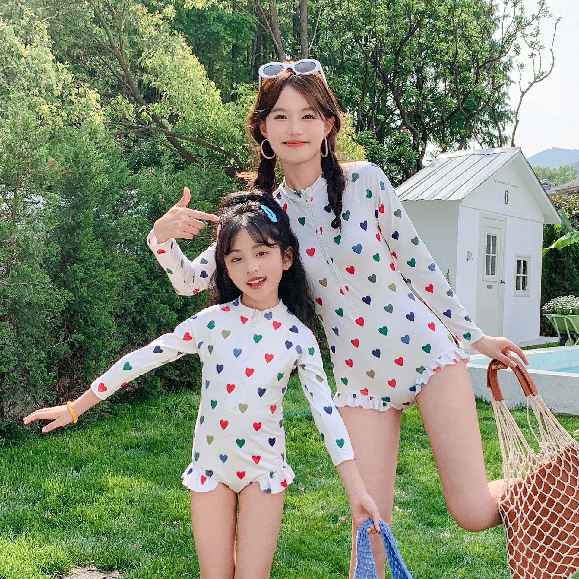 Новый семейный купальник, модный цельный купальник с защитой от солнца в форме сердца и длинными рукавами на молнии, детский купальник для мамы и дочки